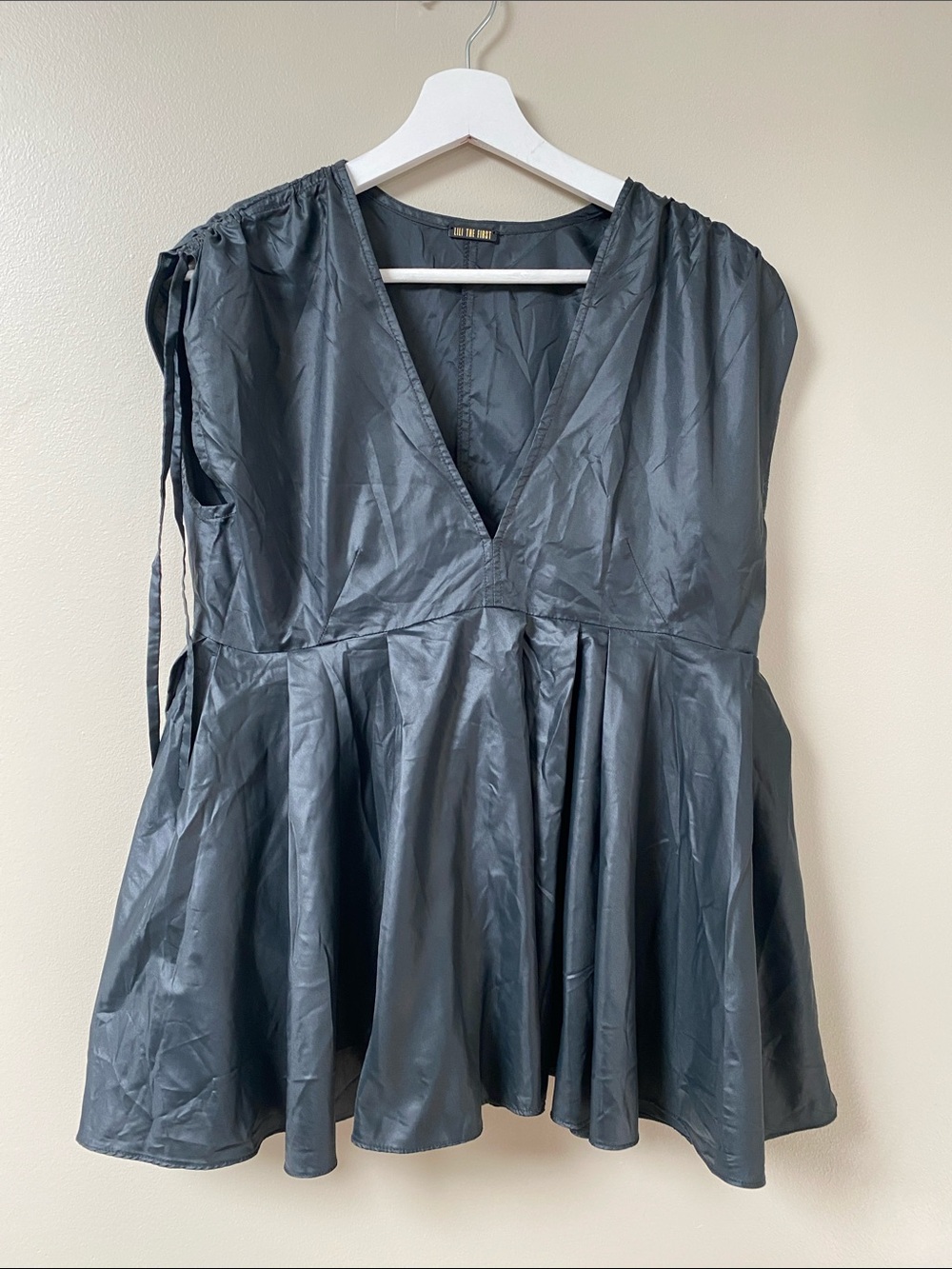 Lili the first Sleeveless V-Neck Peplum Top in Charcoal black size medium